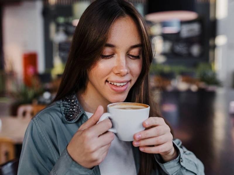 Tomar café es uno de los hábitos más comunes en la mayor parte de la población mundial.