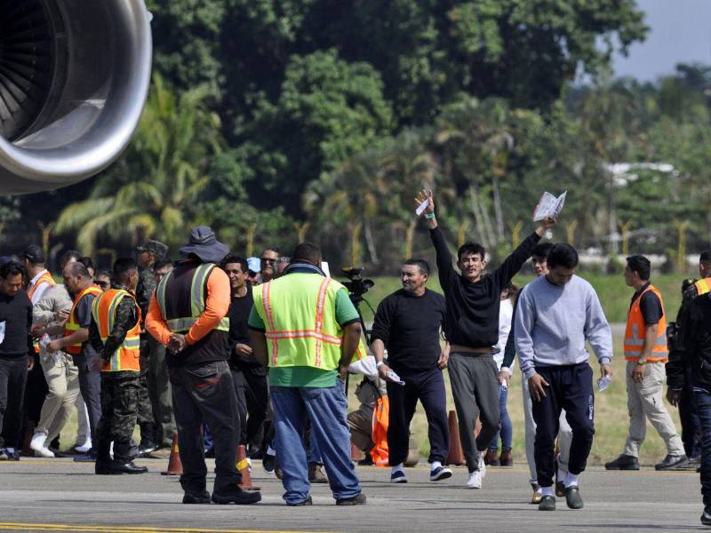 Estados Unidos deportó hondureños en aviones militares.