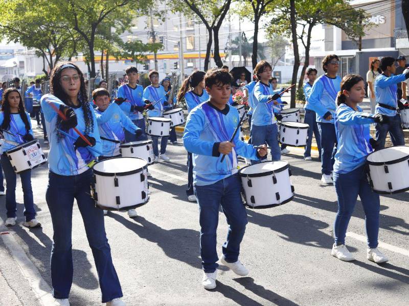 Las bandas de los institutos que participan en los desfiles del 15 de septiembre realizan tradicionalmente una presentación ante la mesa principal.