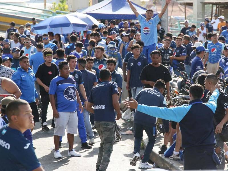 Aficionados del Motagua en los alrededores del estadio Nacional.