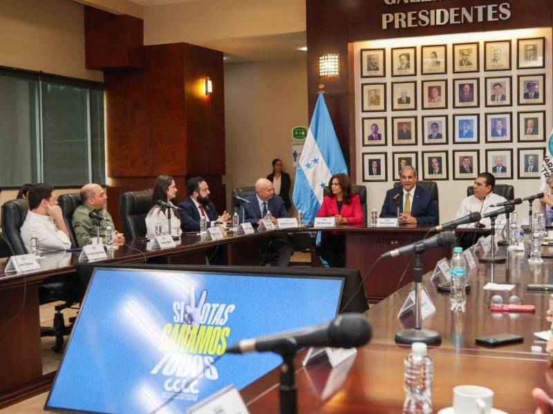 La presidenciable Rixi Moncada junto a Karim Qubain, presidente de la CCIC, directivos de la organización y diputados, durante la reunión que se desarrolló a puerta cerrada.