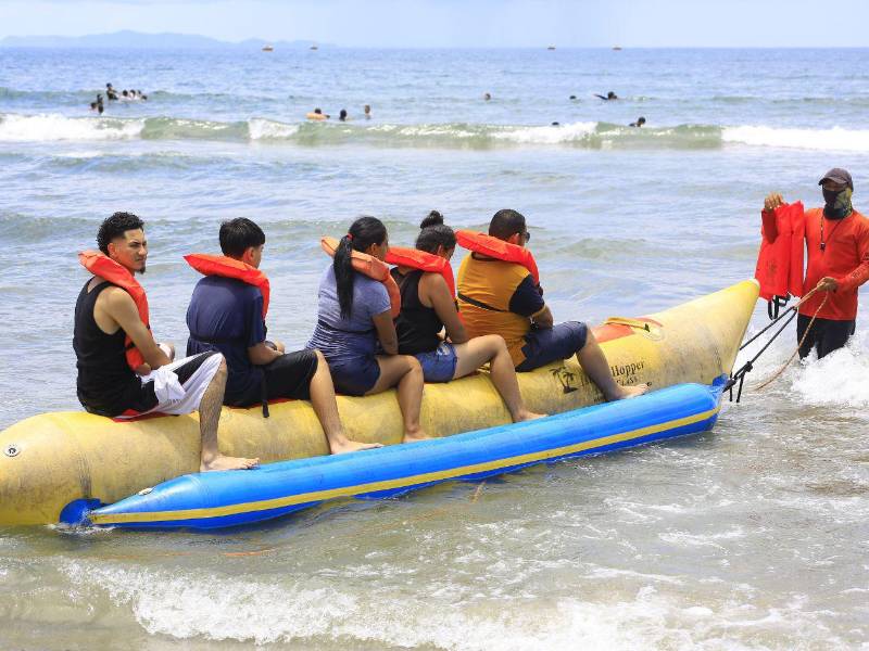 Muchos turistas disfrutaron paseos en banana y lanchas.