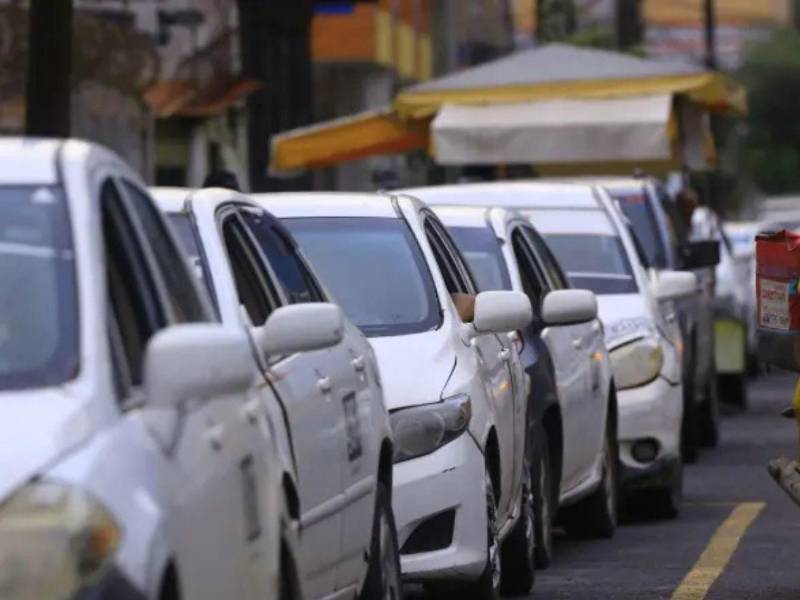 Representantes del sector taxi se mantienen a la espera de una reunión con autoridades del IHTT.