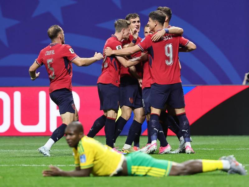 Los jugadores de República Checa celebrando el gol de Michal Sadílek ante Sudáfrica.