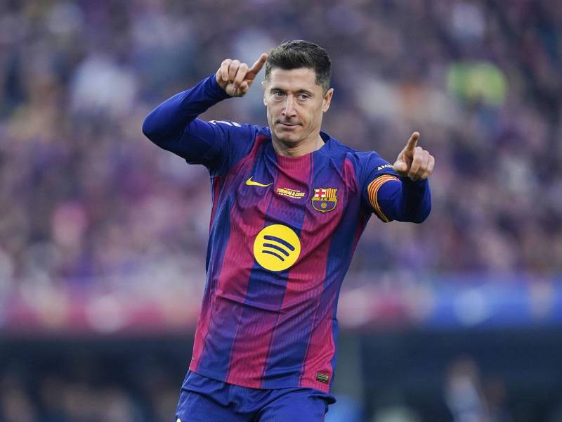Robert Lewandowski celebrando su gol en el regreso al Camp Nou.