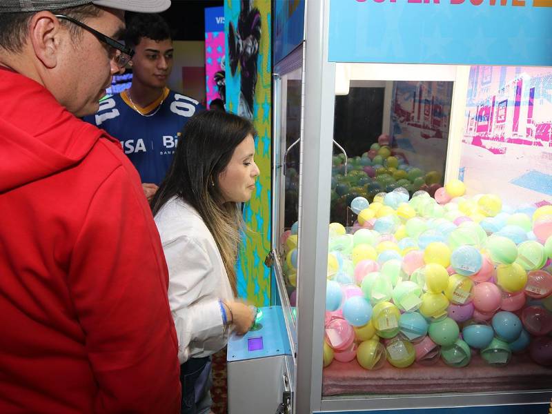 Juegos interactivos y máquina de premios formaron parte de la experiencia, permitiendo a los asistentes ganar artículos especiales durante la velada.