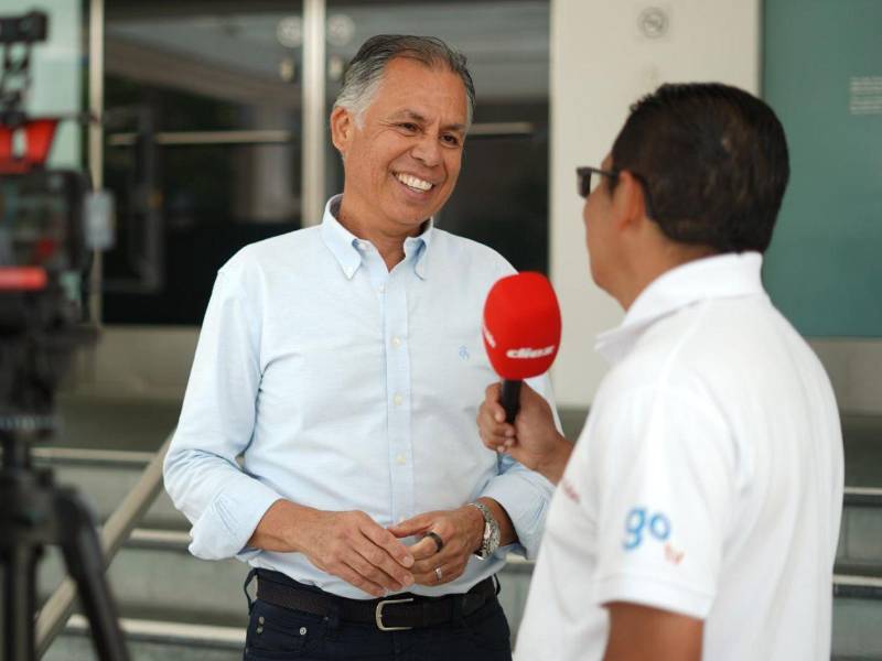 Erlin Varela, periodista de La Prensa, junto a Ernesto Mejía, secretario de la Federación de Fútbol de Honduras.