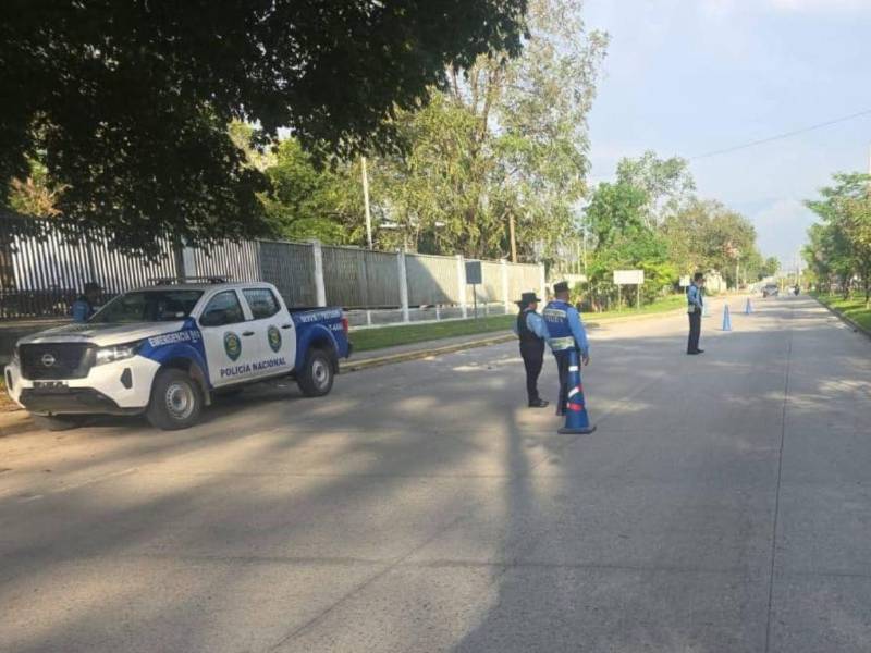 Durante el día, los operativos policiales están orientados al ordenamiento vial, verificación de documentos y cumplimiento de señales de tránsito..
