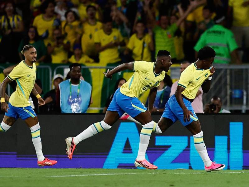 Jugadores de Brasil celebrando el golazo de Vinicius marcado en el inicio del amistoso ante Panamá.