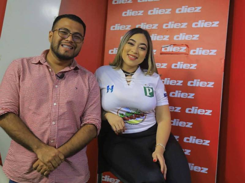 El periodista Josué Cárcamo junto a Escarleth García.