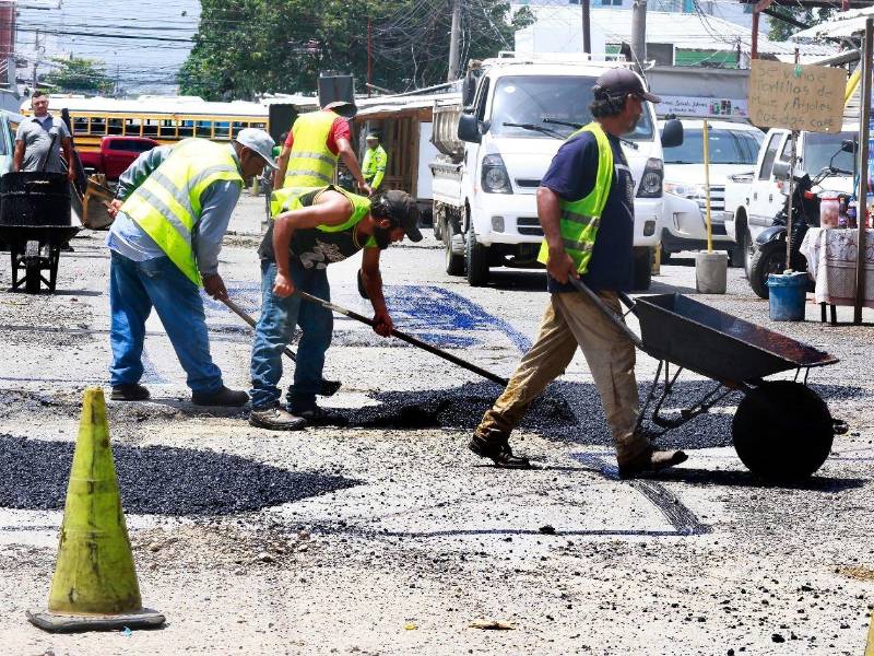 Los trabajos de bacheo buscan mejorar las condiciones de la vía y facilitar el tránsito de vehículos.