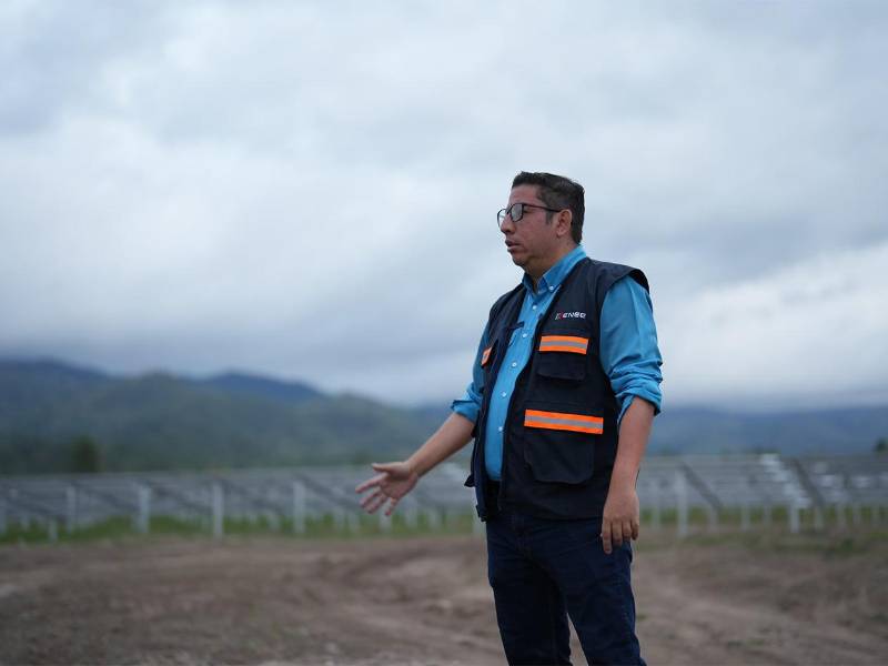 El ministro de Energía, Erick Tejada, supervisa los avances del parque solar de 50 MW en Patuca, Olancho, una obra que fortalecerá el sistema eléctrico nacional.