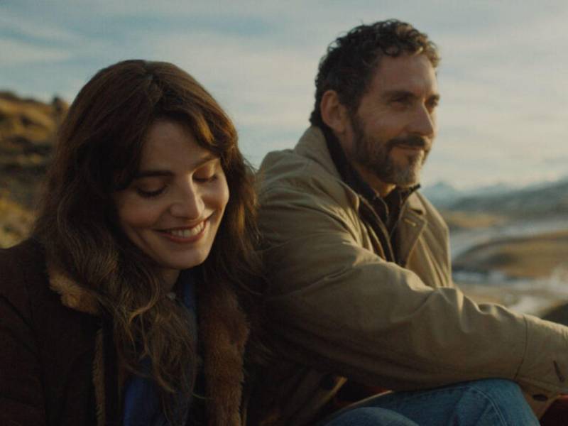 Lux y el actor español Paco León en una escena de la película Miss Carbón.