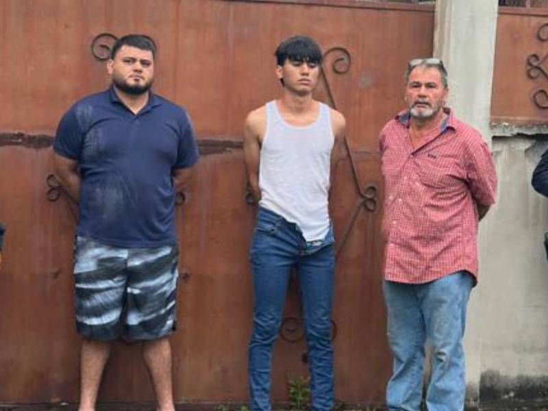 Por el asesinato de ‘Carita’, la DPI detuvo a tres hombres: Eder Antonio Portillo Turcios, Víctor Geovany Tejada Lara y Gustavo Adolfo Tejada.