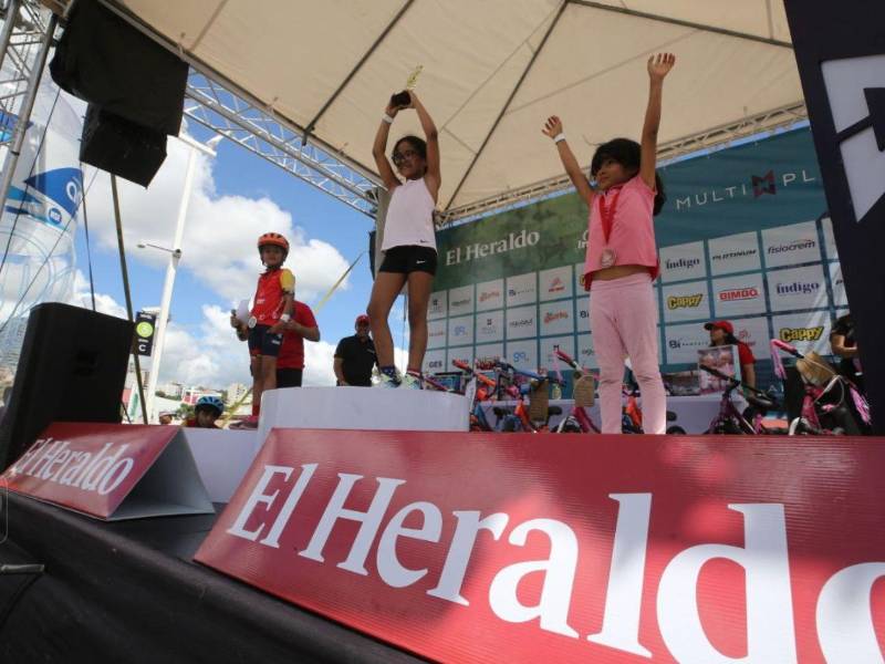 Los niños celebrando su podio en la Vuelta Ciclística El Heraldo.