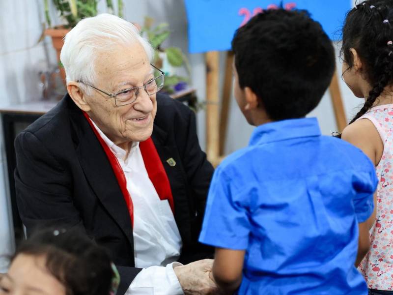Uno de los pequeño agradece al padre Ángel.