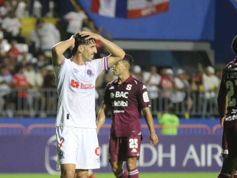 El defensor uruguayo Emanuel Hernández de Olimpia celebrando el gol con su compañero Imanol.