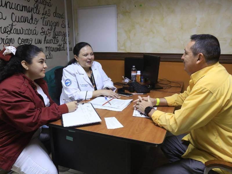 La doctora Claudia Gutiérrez brinda consulta a un paciente que acudió a la Semana del Lunar este lunes 8 de junio.