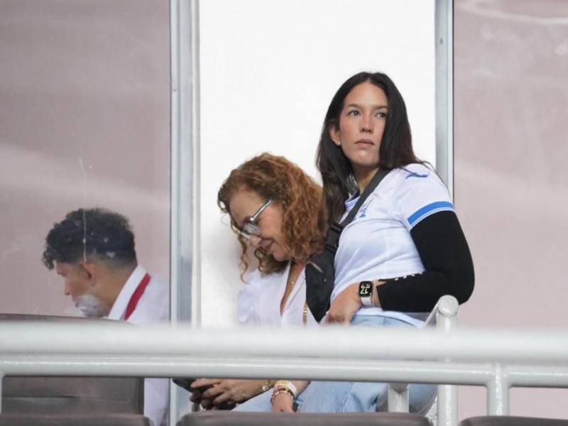 Esposa e hija de Reinaldo Rueda presentes en el estadio.