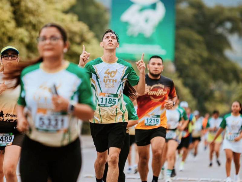Atletas nacionales e internacionales participaron en la II Media Maratón UTH 2026.