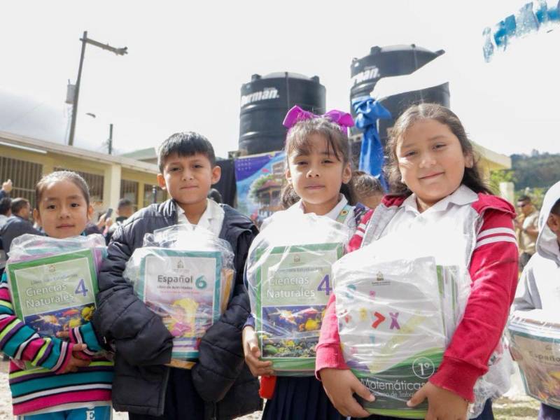 El Gobierno inició el año escolar 2026 con entrega masiva de libros a nivel nacional.