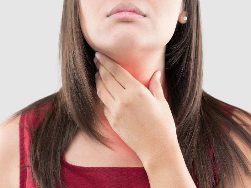 La difteria es una enfermedad bacteriana grave que puede afectar la garganta, dificultar la respiración y causar complicaciones severas si no se atiende a tiempo.