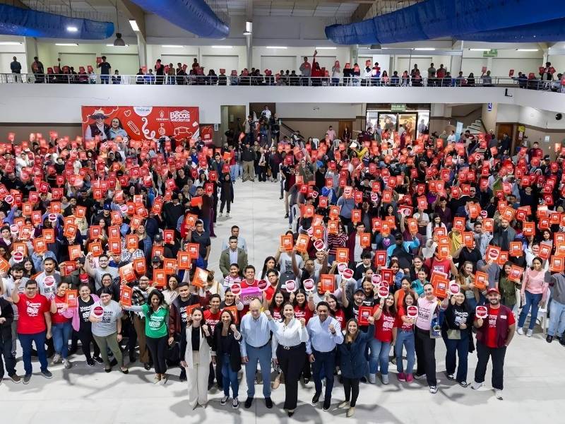 La Secretaría de Desarrollo Social informó que entregó 1,300 Becas Solidarias Universitarias a jóvenes de distintas universidades en San Pedro Sula, con el objetivo de brindar un respaldo económico a los estudiantes.