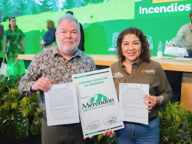 Roberto Contreras y Karla Ávila firmaron el convenio de cooperación entre la Municipalidad de San Pedro Sula y Cervecería Hondureña, respectivamente.