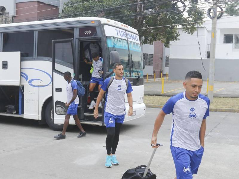 El plantel del Victoria llegó por la tarde a San Pedro Sula para el partido contra Marathón.