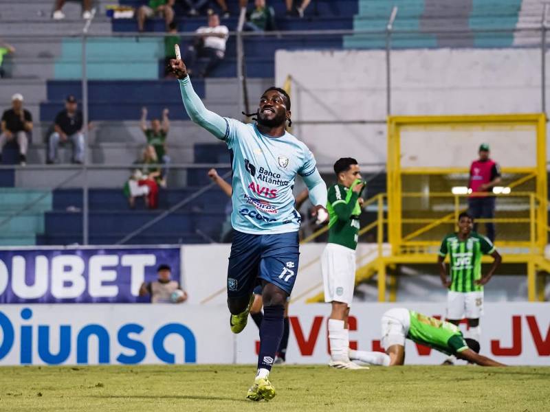 Denilson 'Camavinga' Núñez celebrando su gol para la ventaja del Génesis PN contra el Marathón.
