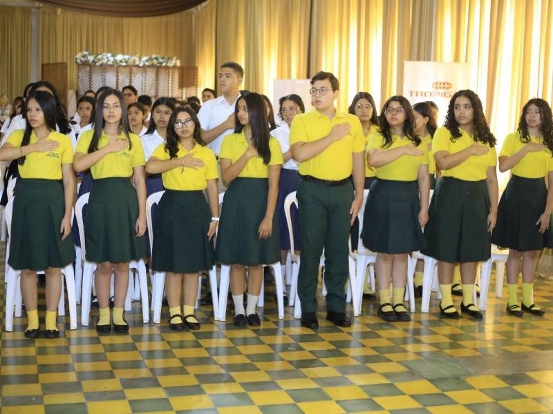 Los 100 estudiantes de diferentes centros educativos de San Pedro Sula recibieron diplomas y medallas por su destacado desempeño académico. Entre ellos, seis alcanzaron un índice del 100% y podrán optar a oportunidades de becas para estudiar en el extranjero.