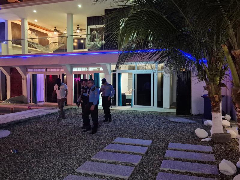 En el interior de esta casa de campo, ubicada en la colonia Garden, de la aldea Roma, en Jutiapa, Atlántida, departían los amigos cuando fueron atacados a balazos.
