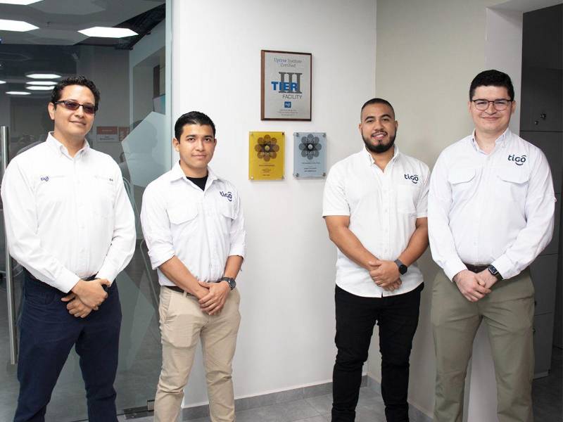 El equipo de colaboradores de Tigo Bussines, se enorgullecen de ser parte del primer Data Center en Honduras.