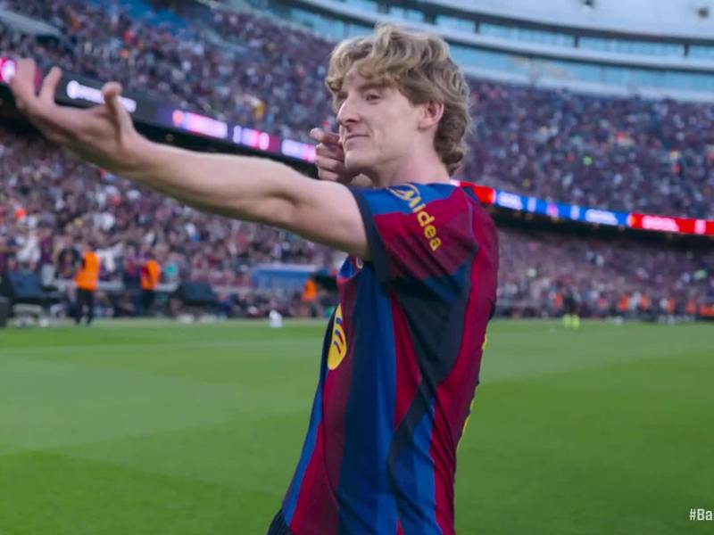 Anthony Gordon celebrando su primer gol con el Barcelona.