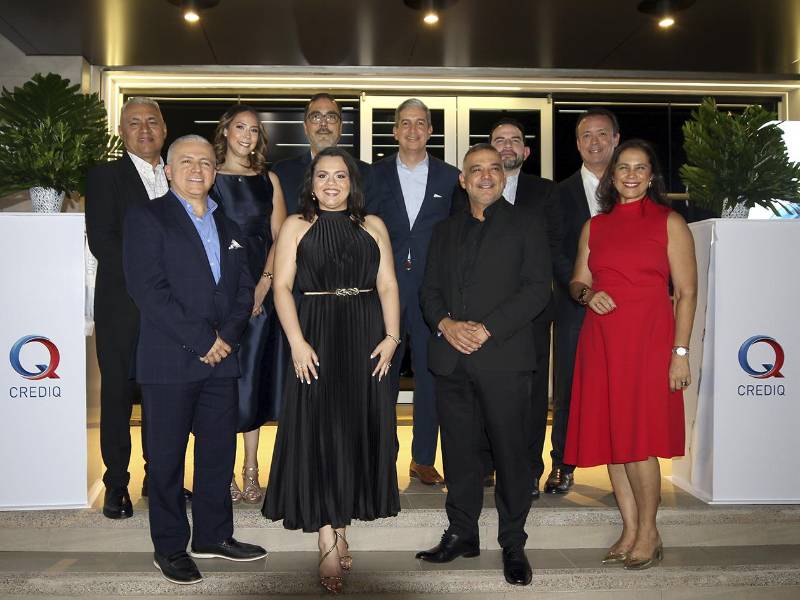 Ejecutivos y colaboradores de CrediQ participaron en el acto inaugural, reafirmando el compromiso de la empresa con el desarrollo del mercado hondureño