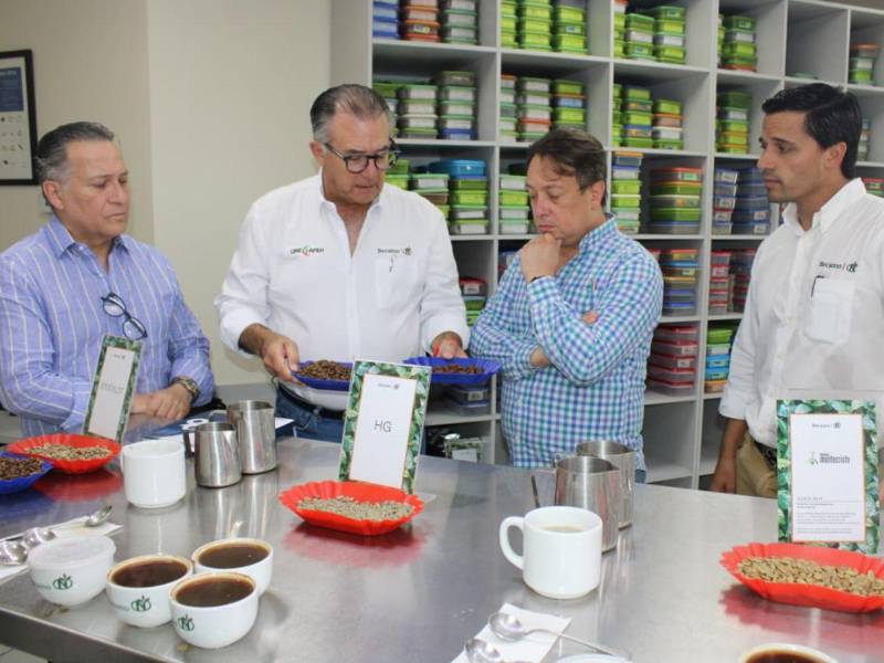 La visita fue encabezada por el Ing. Emilio Medina y el Lic. Ramón Medina.