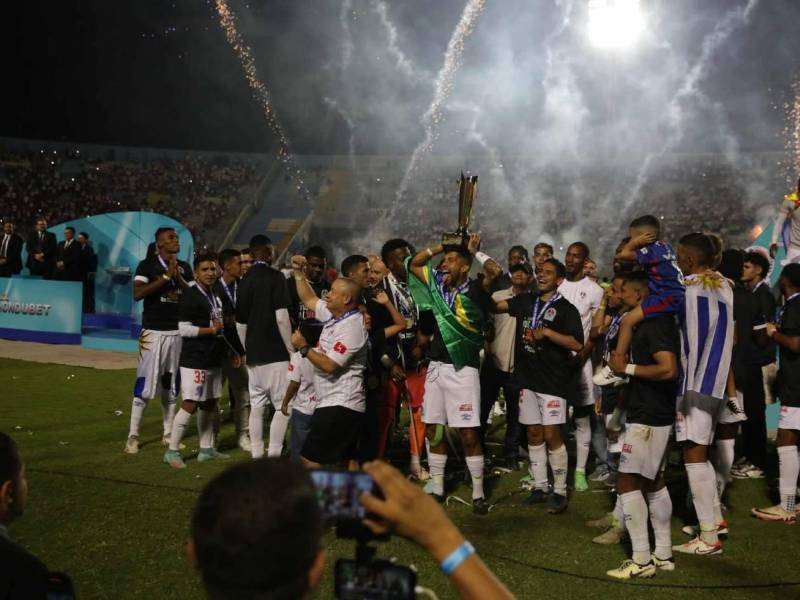 Jugadores del Olimpia con la Copa 39 obtenida tras vencer al Real España.