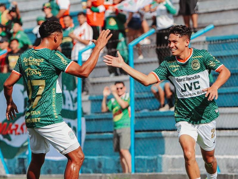 Odin Ramos celebrando con Alexy Vega su gol para el 0-1 de Marathón ante Génesis PN.