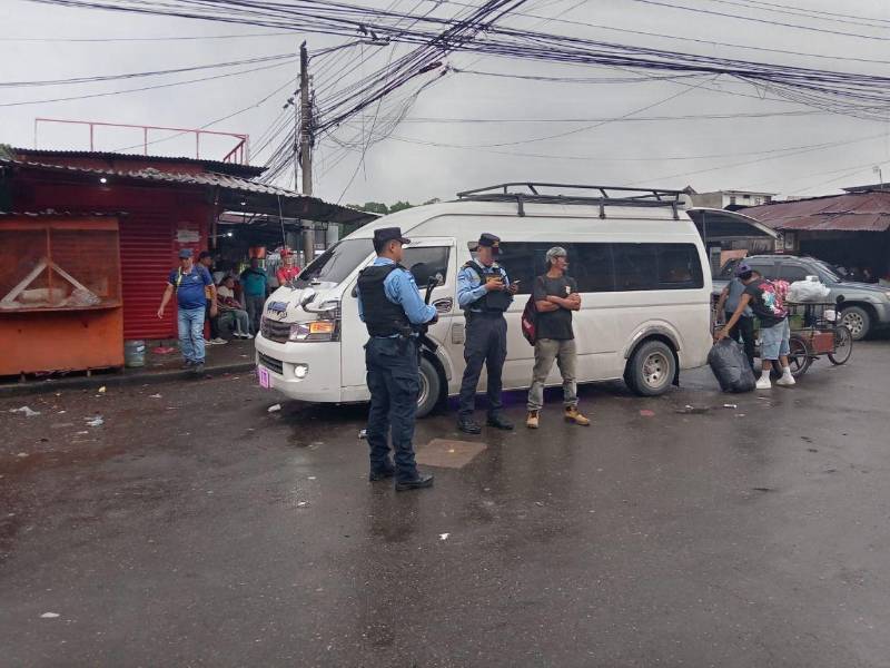 Durante las intervenciones, la Policía verifica la identidad de los ciudadanos mediante el sistema NACMIS e inspecciona las unidades del transporte público para prevenir el traslado de armas o sustancias ilícitas.