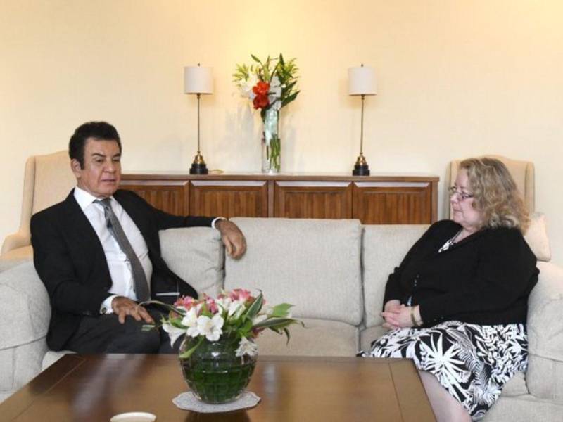 El residenciable Salvador Nasralla junto a Colleen Hoey en la reunión el 9 de julio.