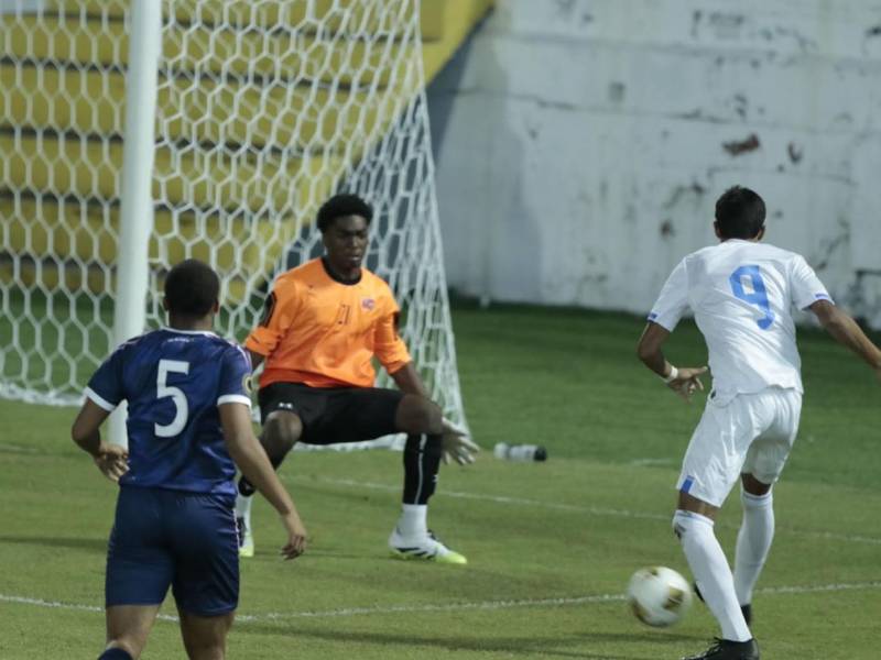 El delantero hondureño Milton Moya se ha perdido un par de ocasiones contra Bermudas.