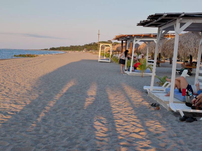 Frente a la zona viva en la zona hotelera de El Partenón, los espigones que se construyeron hace unos pocos años, ya ha formado los primeros mil metros de bonita playa.