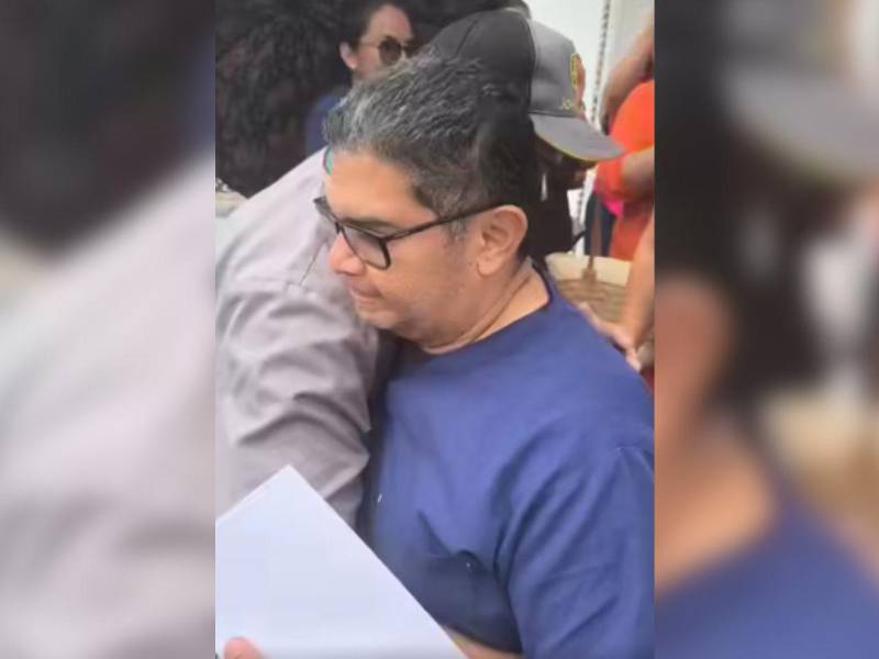 Momentos en que el doctor Dubón recupera la libertad tras ser detenido por la Policía Nacional.