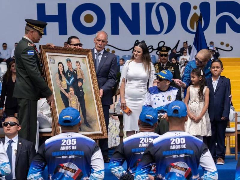 El presidente Asfura y las Fuerzas Armadas, encabezadas por el General de División Héctor Benjamín Valerio Ardón, otorgaron un emotivo reconocimiento al Teniente Coronel Ever David Maldonado Chacón.