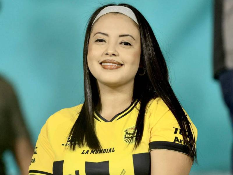 Linda aficionada del Real España en el sector de silla del estadio Morazán.