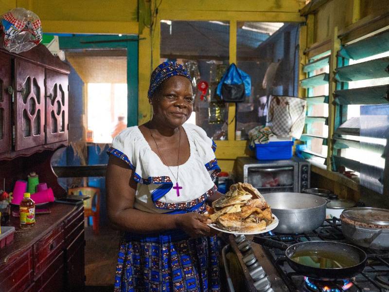 Iris Arriola (61) en la cocina de su comedor Machuca.
