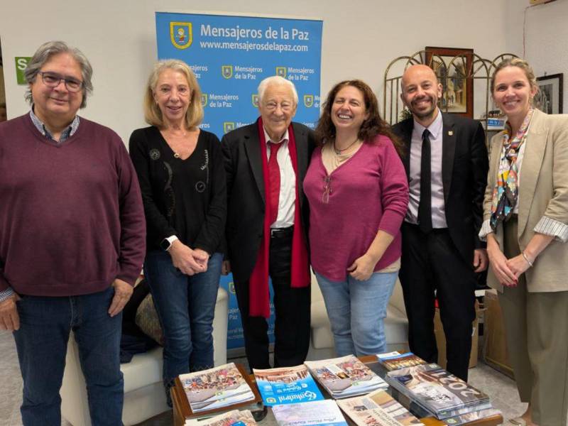 Padre Ángel García, fundador de Mensajeros de la Paz, se reúne con representantes y voluntarios de la organización para conocer avances del programa de cirugía.