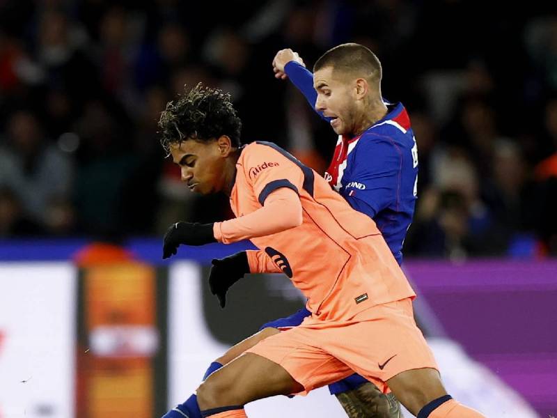 Lamine Yamal se equivocó en el gol del PSG .