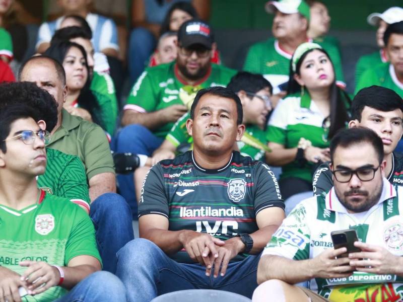 Aficionados del Marathón instalados en el sector de silla del estadio Morazán.