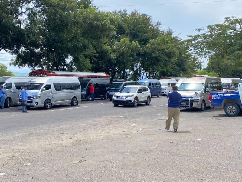 Los transportistas advirtieron que, de no ser convocados a una negociación, el paro de labores se extenderá durante los días siguientes en diferentes departamentos del país.